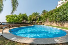 Poolarea with shower and toilet facilities.
